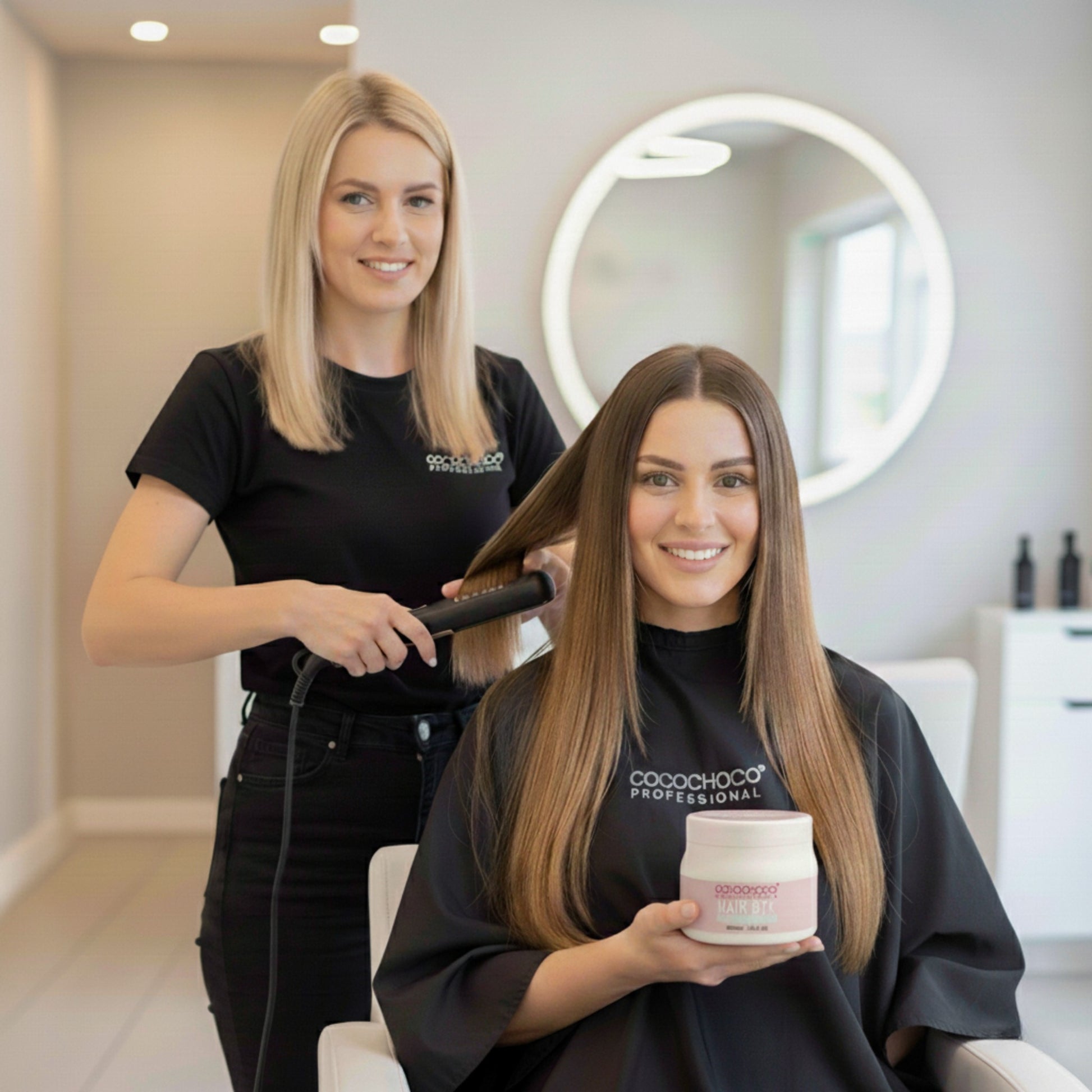 Kvinde får sit hår stylet af en frisør i en salon. med cocochoco-behandling