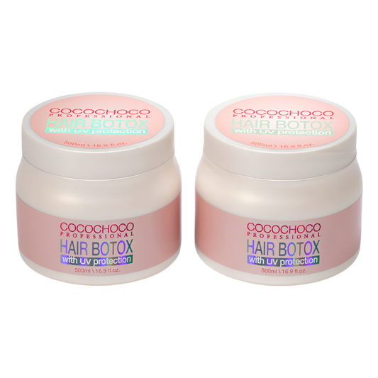 To beholdere med COCOCHOCO Hair Boto-x Treatment med UV-beskyttelse, en med en etiket, der angiver '500ml' og en anden bagved med '1000ml'. Begge er hvide med lyserøde og grønne tekst- og designelementer.